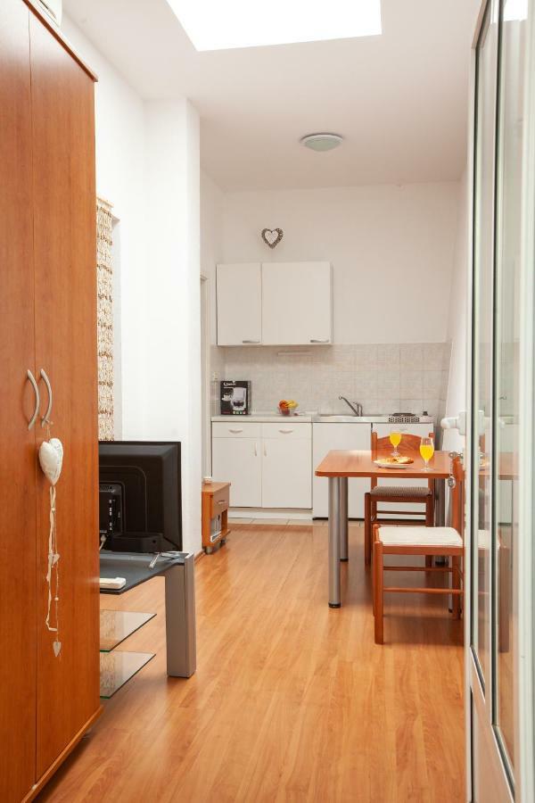 Apartments R Makarska Bagian luar foto